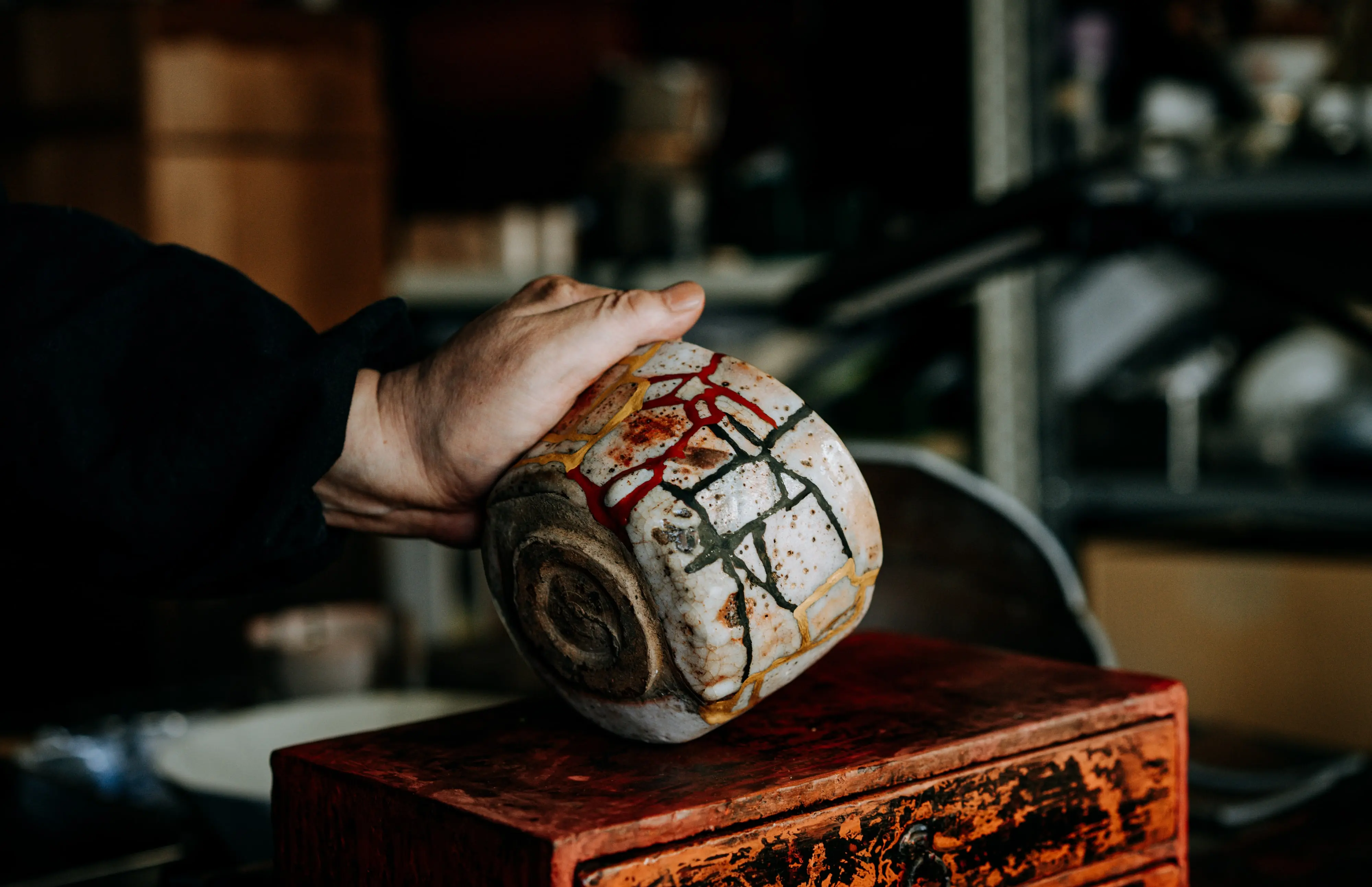 Discover about Kintsugi: The Art of Broken Ceramics.